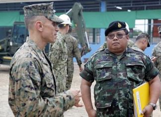 U.S. Marine Corps Lt. Col. Brian Clemens, deputy commanding officer, Combined Joint Military Operations Task Force, Navy Mobile Construction Batallion 40, left, speaks with Royal Thai Army Col. Chaimongkol Pralomram, right, at the Wat Chalheamlap School in Chonburi. (Photo by Cpl. Jessica Olivas)